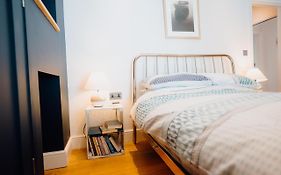 Lofty, Elevated Luxury Apartment At Tenby Harbour